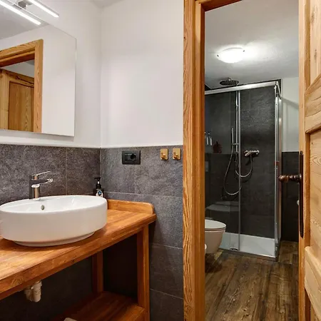 Aux Pieds Du Malatra' 2 Apartamento *